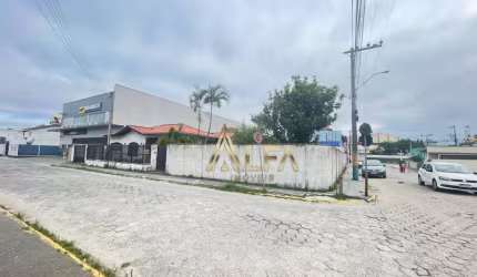 CASA COM TERRENO DE 625M2 NO CENTRO DE NAVEGANTES