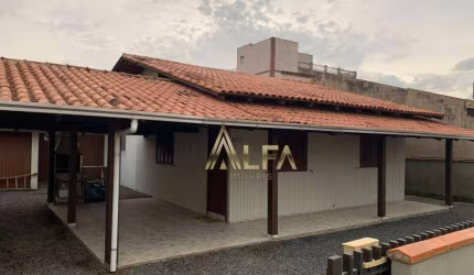 Casa à 250 metros da Praia à venda por R$ 700.000 - Itacolomi - Balneário Piçarras/SC