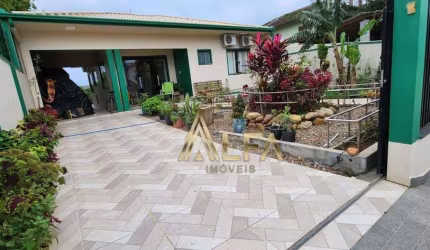 Linda casa com 3 dormitórios, em Penha
