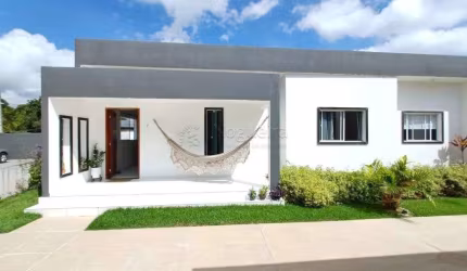 Excelente casa em condomínio fechado localizado na região de Aldeia dos Camarás.