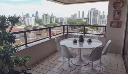 Excelente apartamento localizado nas Graças, com 261,70m² de área útil.