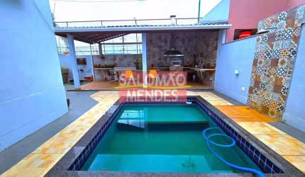 Linda casa com 4 quartos e piscina em Condomínio fechado
