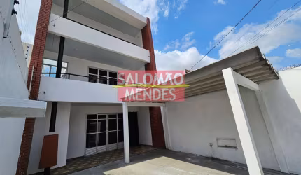 Edifício Comercial com 03 pisos e 04 vagas no Chaco junto a Duque