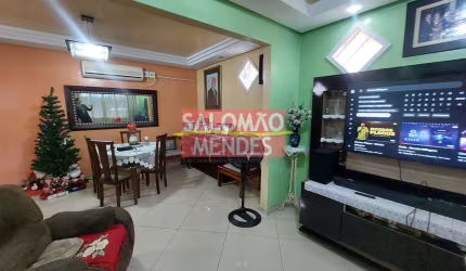 Sensacional casa de 2 pisos, sacada gourmet, 4 quartos. Excelente localização