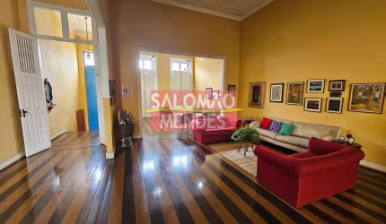 Sobrado Clássico e reformado na Cidade Velha