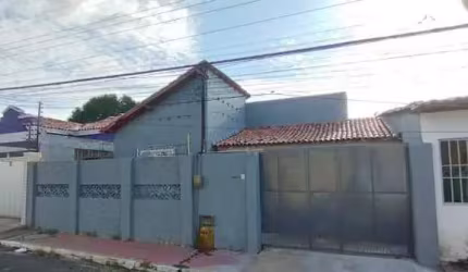 Aluga-se casa no Centro
