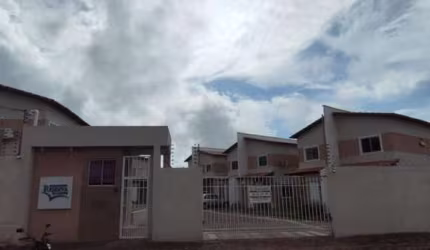 Aluga-se casa em condomínio fechado