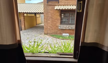 Casa na Barra de São Miguel, com 03 quartos.