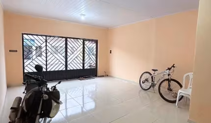 Casa na Ponta Grossa com 02 quartos