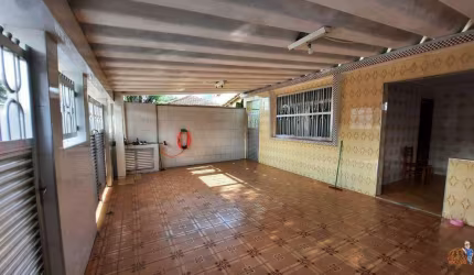 Residência em Santa Maria com três dormitórios e vaga para três veículos na garagem.