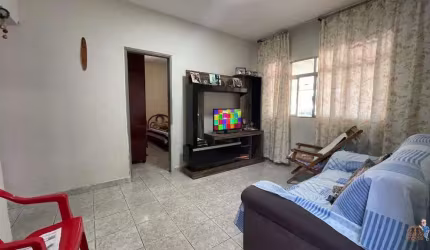 Casa disponível para venda no bairro Rádio Clube, com 3 dormitórios e uma edícula com 1 dormitório.