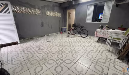Casa geminada à venda com 2 dormitórios, 2 vagas, no bairro Radio Clube - Santos/SP