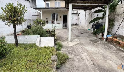 Casa isolada - 2 quartos, 2 banheiros, quintal espaçoso - Areia Branca