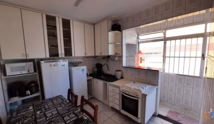 Apartamento de dois dormitórios e um banheiro à venda no centro de São Vicente.