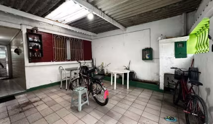 Casa à venda no bairro Bom Retiro, com dois dormitórios.
