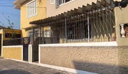 Sobrado à venda no bairro Vila São Jorge, com 2 quartos e 2 banheiros.