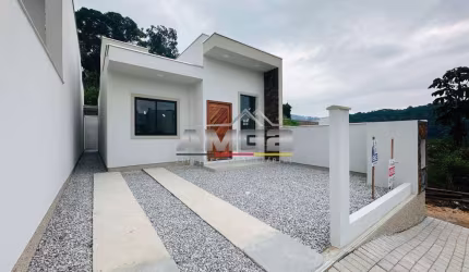 Casa baixa com 3 dormitórios sendo 1 suíte no Poço Fundo em Brusque SC