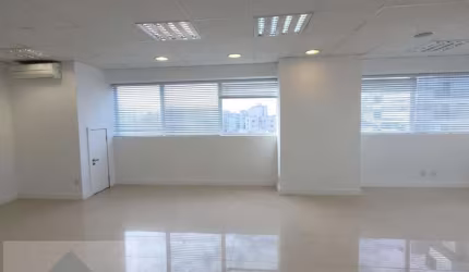 Sala Comercial para Locação em Curitiba, Centro Cívico, 2 banheiros, 1 vaga