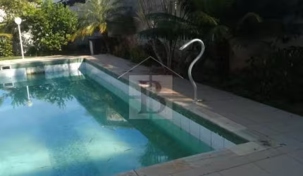 Casa de Luxo em Pendotiba: 6 Quartos, 2 Suítes, 2 Salas, 6 Banheiros, 4 Vagas de Garagem - Niterói-RJ