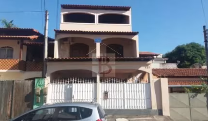 Casa à venda em São Gonçalo-RJ, bairro Mutuá: 3 quartos, 1 sala, 3 banheiros, 2 vagas, 210m² de área. Aproveite!