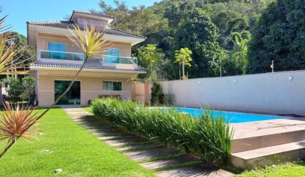 Maravilhosa casa à venda em Maricá-RJ, 3 quartos, 1 suíte, 1 sala, 4 banheiros, 3 vagas de garagem - Recanto de Itaipuaçu.