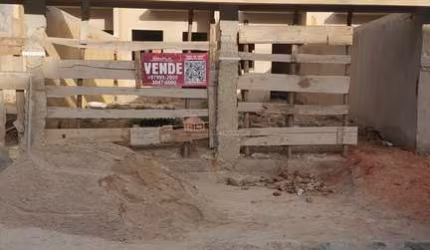 Casa 2 quartos com suíte, varanda, quintal nos fundos e na frente com 2 vagas