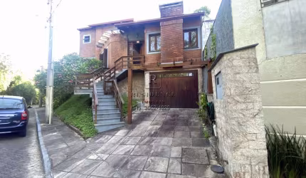 Oportunidade única: Casa rustica em condomínio fechado na Lomba do Pinheiro, Porto Alegre-RS - 4 quartos, 1 suíte, 2 salas, 3 banheiros, 1 vaga de garagem, 290m² - Apenas a 7 minutos da UFRGS!