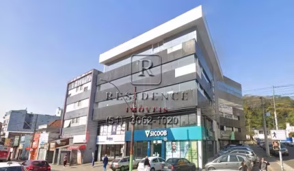 Sala comercial de 154m² em Prédio com fachada imponente, recepção e vaga para visitante. Aluguel na Azenha, Porto Alegre-RS.