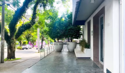 Loja comercial de alto padrão no coração do Moinhos de Vento: 6 salas, 4 banheiros, 270m² para locação em Porto Alegre-RS