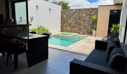 Linda casa em condomínio fechado.