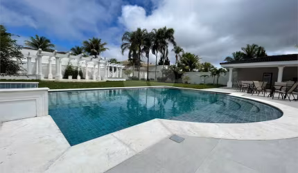 Casa com 6 quartos à venda ou para locação em Jardim Acapulco - SP