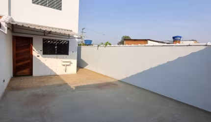 Casa Sobrado com Quintal / Garagem Coberta / Documentação ok / Aceita Financiamento