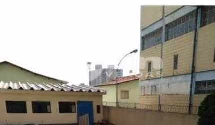 Terreno com 3 imóveis independentes, sendo 2 prédios comerciais, uma casa e dois salões,  localização privilegiada - São Bernardo do Campo