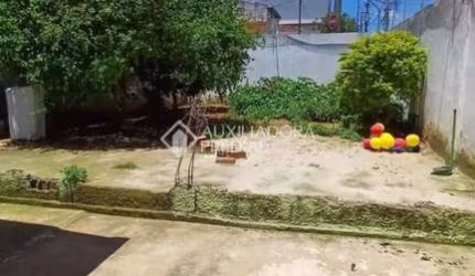 Casa de Esquina com Quintal Grande à Venda – 1 Dormitório | Terreno 8x30m