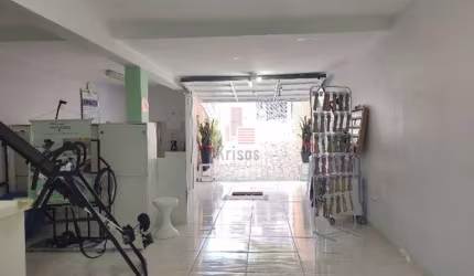 Ótima casa muito bem localizada