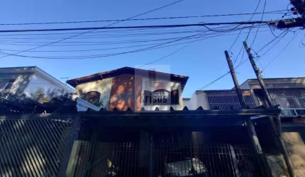 Sobrado com 2 dormitórios e garagem para dois autos.