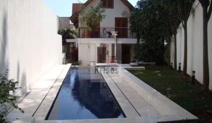 Casa em condomínio com 3 suítes, sendo 2 com varanda e mezanino e piscina exclusiva!