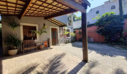 Sobrado Contemporâneo no Morumbi com 3 dormitorios sendo 2 suites.