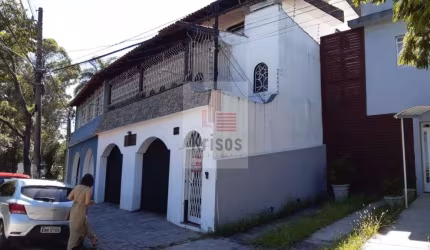 Sobrado com vários ambientes.