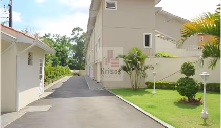 Charmosa casa em condomínio