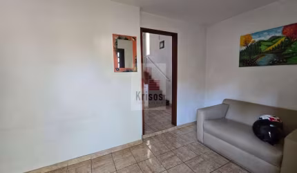 Excelente Oportunidade: Sobrado Espaçoso com 3 Dormitórios! Instituto de Previdência.