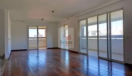 Morumbi 261m com 3 suítes e 4 vagas com depósito e varanda gourmet.