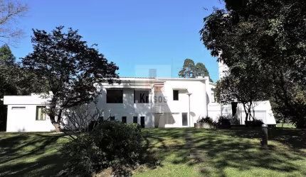 Elegante Casa de Alto Padrão em Condomínio Fechado na Chácara São João.
