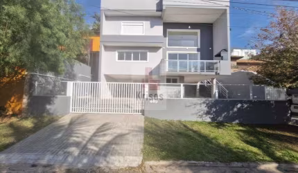 Impressionante Casa Nova em Condomínio de Alto Padrão: Modernidade e Conforto!