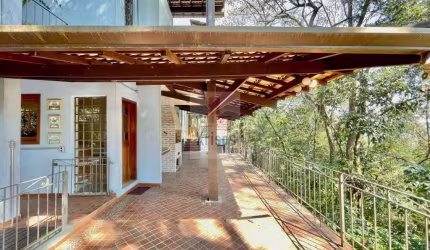 Incrível Casa em Estilo Rústico na Parte Alta do Condomínio Forest Hills!