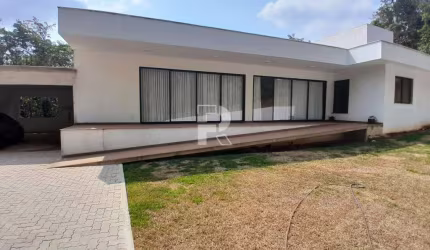 Casa à venda em condomínio com 4 suítes, recém construída e com habite-se