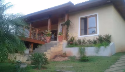 Sobrado à venda de 260m² | 04 dormitórios, sendo 02 suítes e 02 vagas de garagem | Tapanhão - Jambeiro |