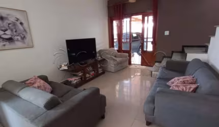 Sobrado à venda de 180m² | 03 dormitórios, sendo 01 suíte e 02 vagas de garagem | Jardim Paulista - São José dos Campos |