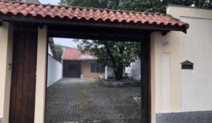 Casa comercial/residencial à venda de 120m² | 04 dormitórios, sendo 02 suítes e 05 vagas de garagem | Vila Santa Helena - São José dos Campos |
