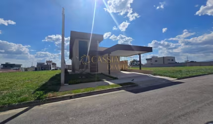 Casa térrea recém construída em condomínio à venda de 133m² | 03 dormitórios, sendo 02 suítes + piscina - Eugênio de Mello | São José dos Campos